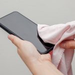 چگونه گوشی خود را بدون آسیب رساندن به آن تمیز کنم؟