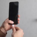 تاثیر واقعی شارژ گوشی در حالت پرواز؛ افسانه یا واقعیت؟