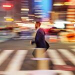 ۵ دلیل تار شدن عکس‌ها در شب و راه‌حل آن‌ها