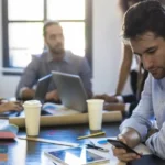 نزدیک به یک سوم کارکنان در جلسات تلفن همراه خود را مرور میکنند